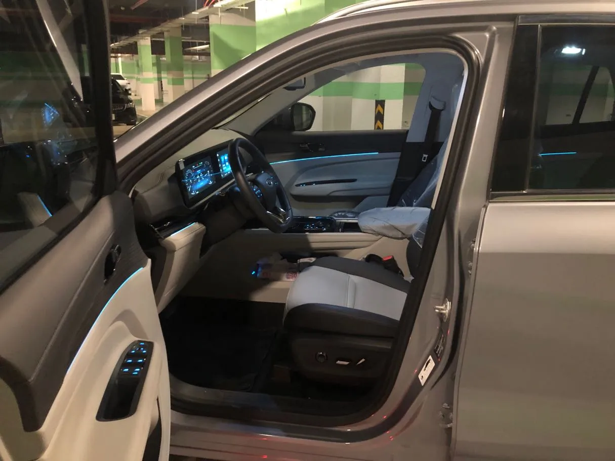 Car image 9