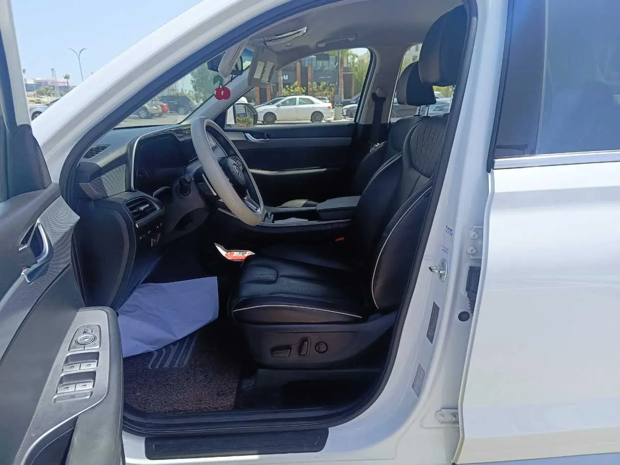 Car image 13
