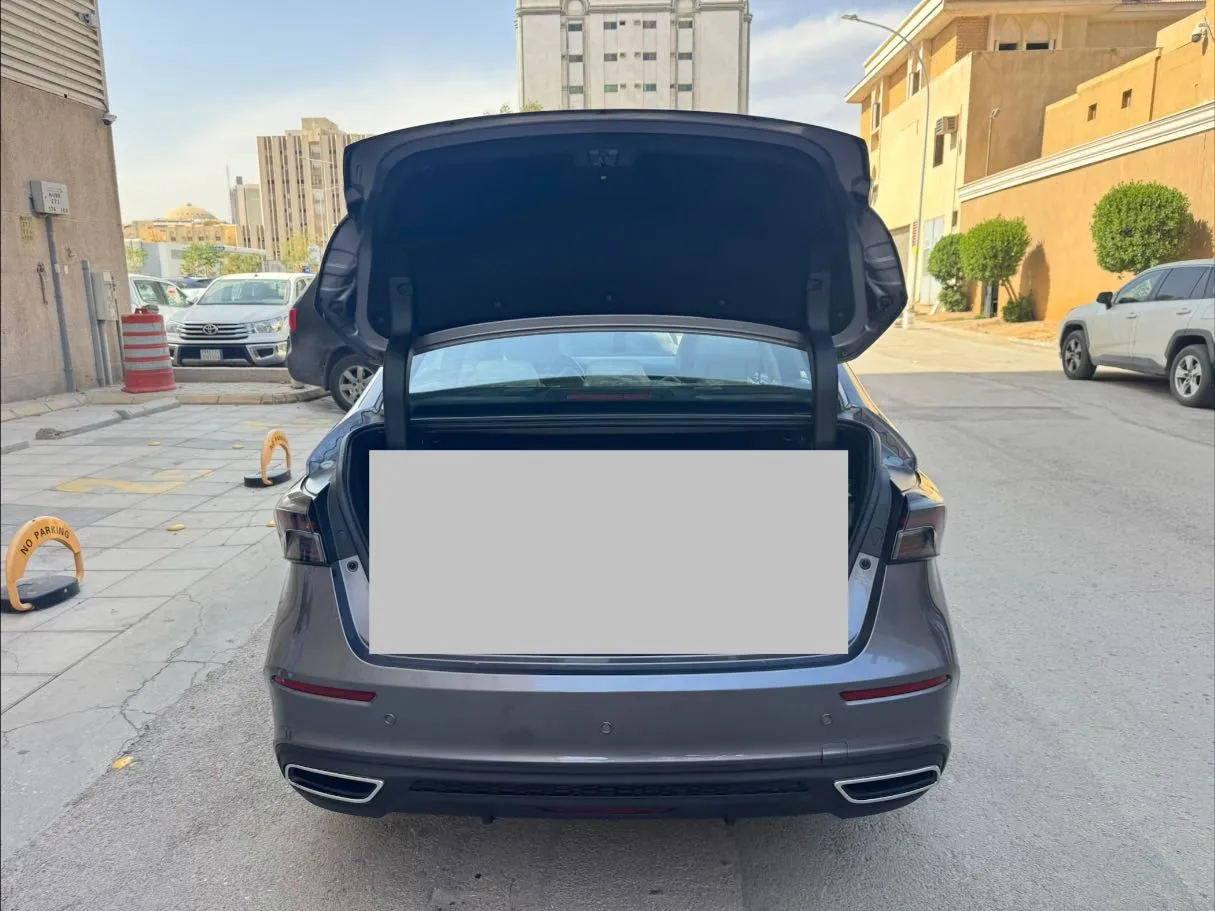 Car image 19