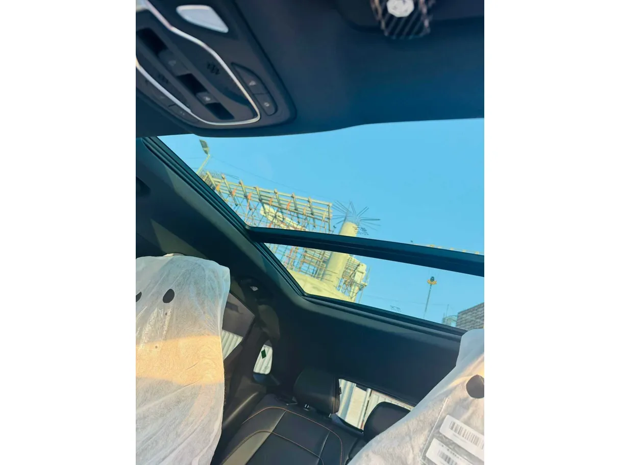 Car image 18