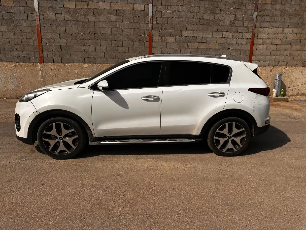 Car image 8