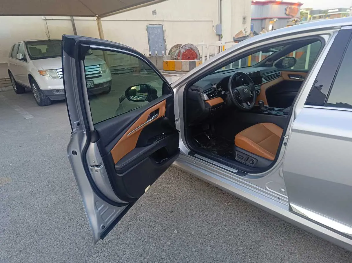 Car image 12
