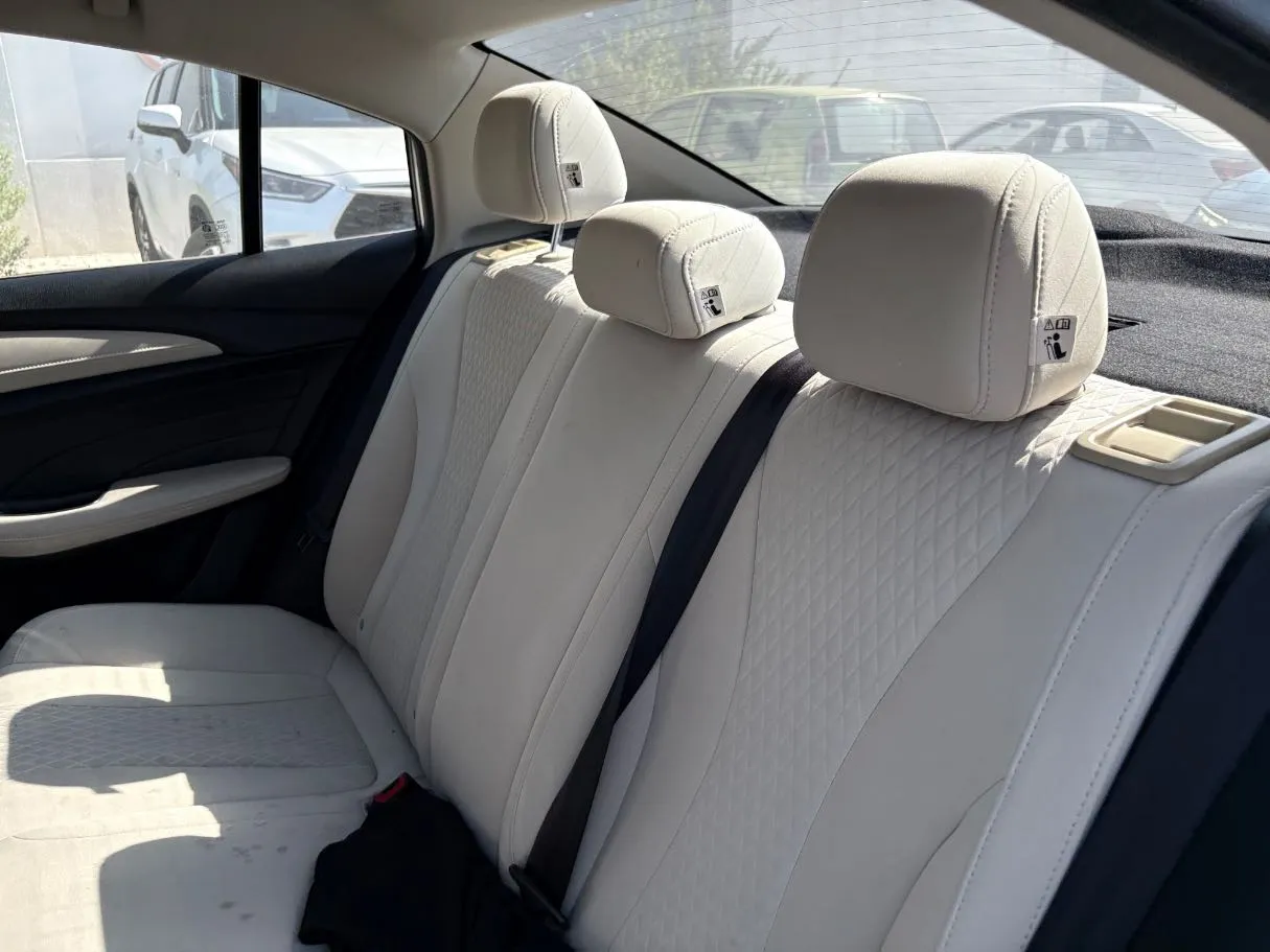 Car image 16