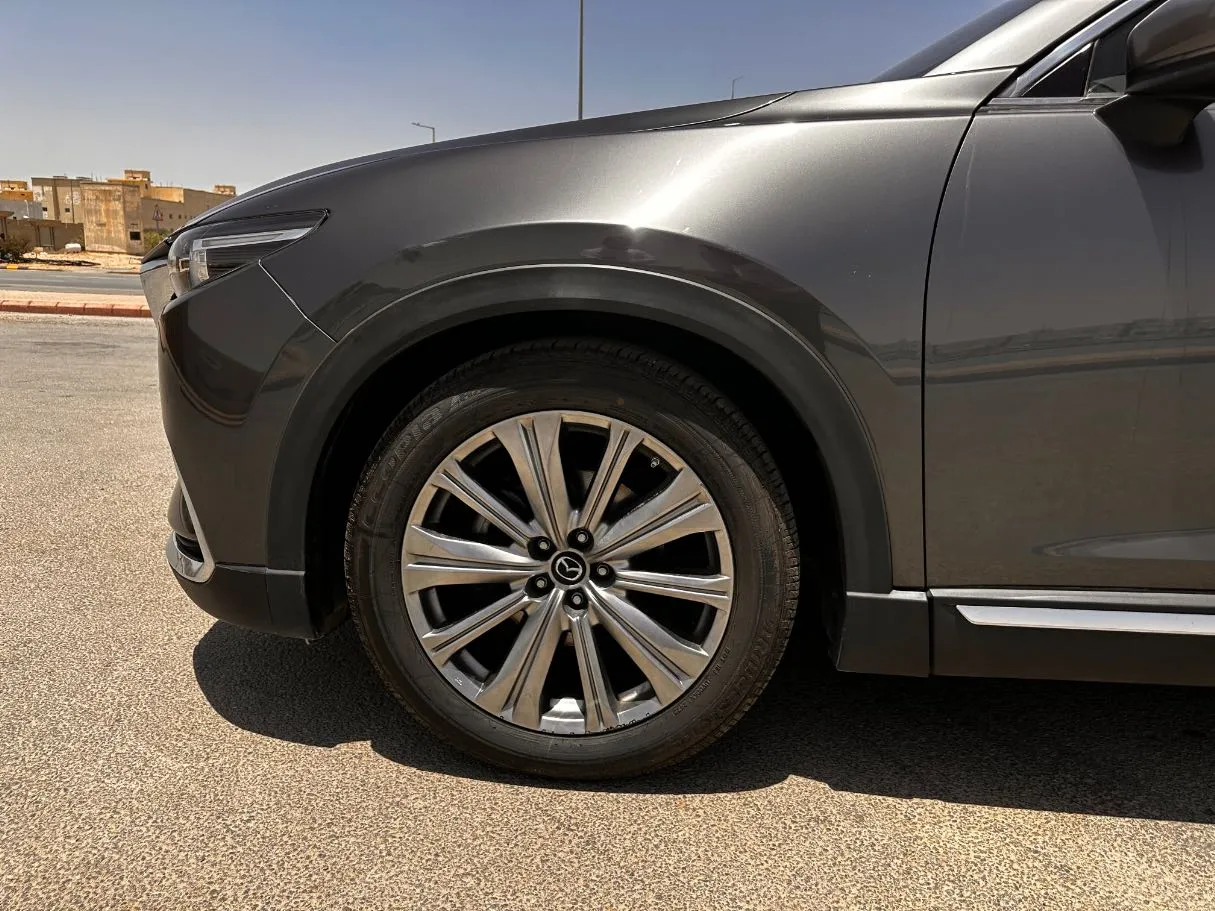 Car image 9