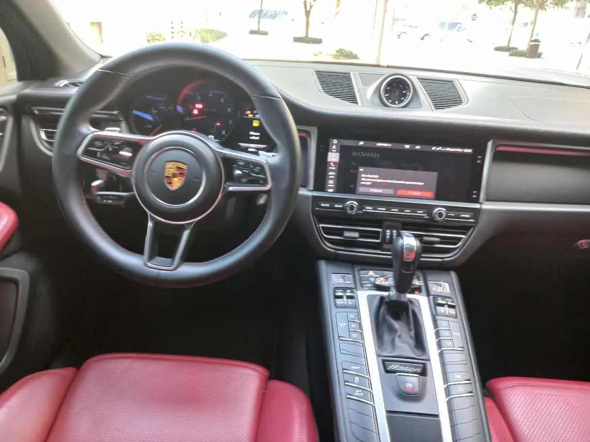 Car image 17