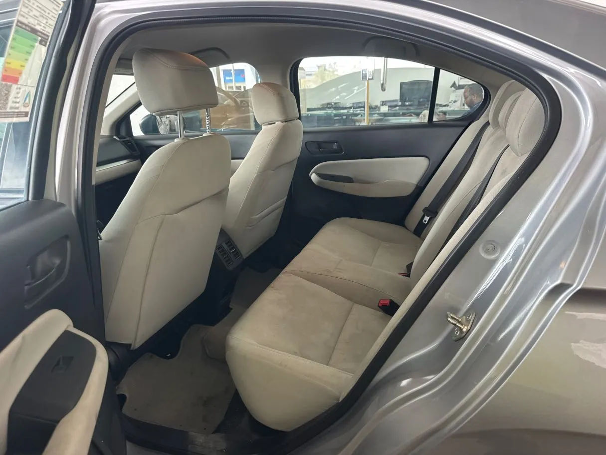 Car image 14