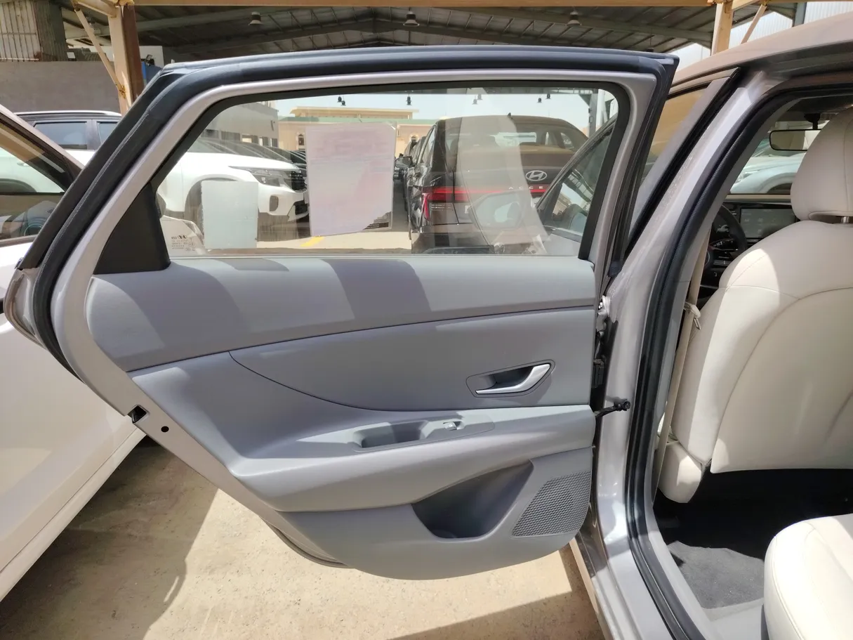 Car image 15