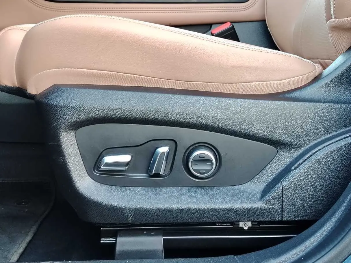 Car image 43