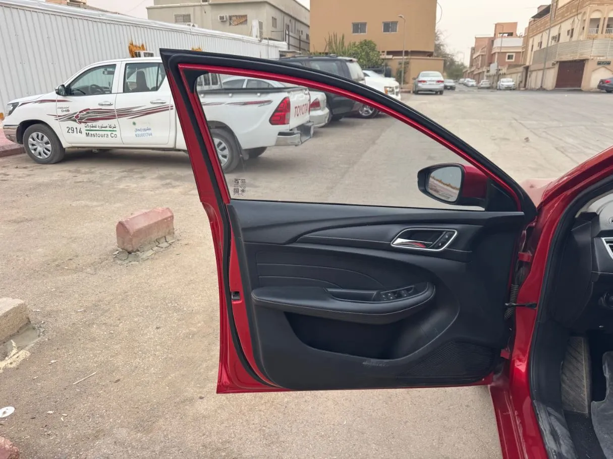 Car image 10