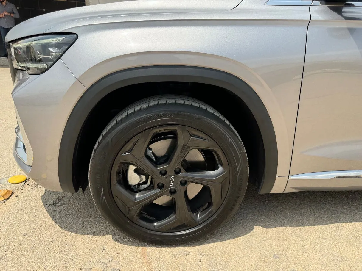 Car image 9