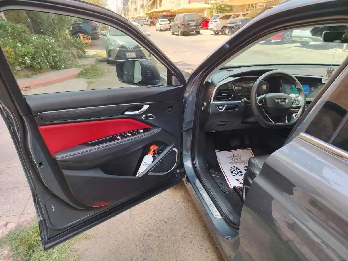 Car image 12