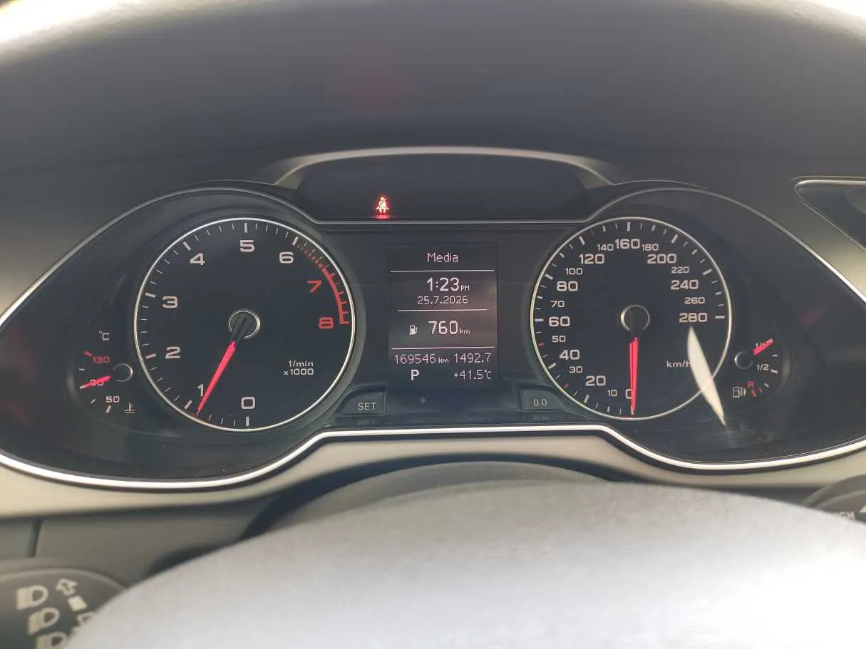Car image 19
