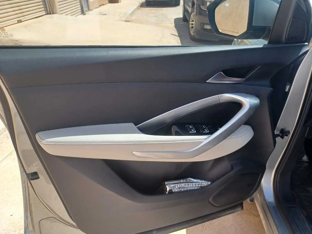 Car image 10