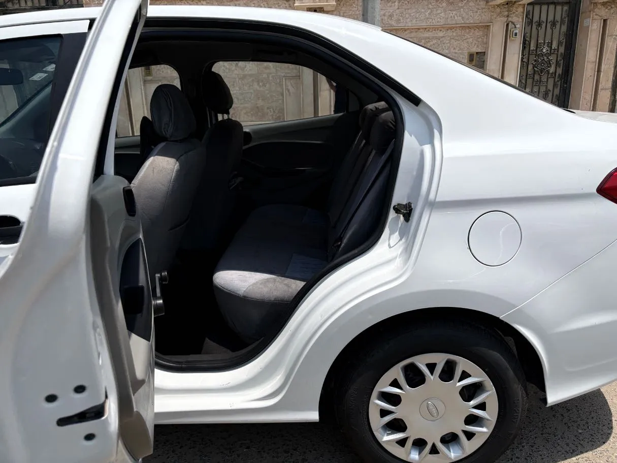 Car image 15