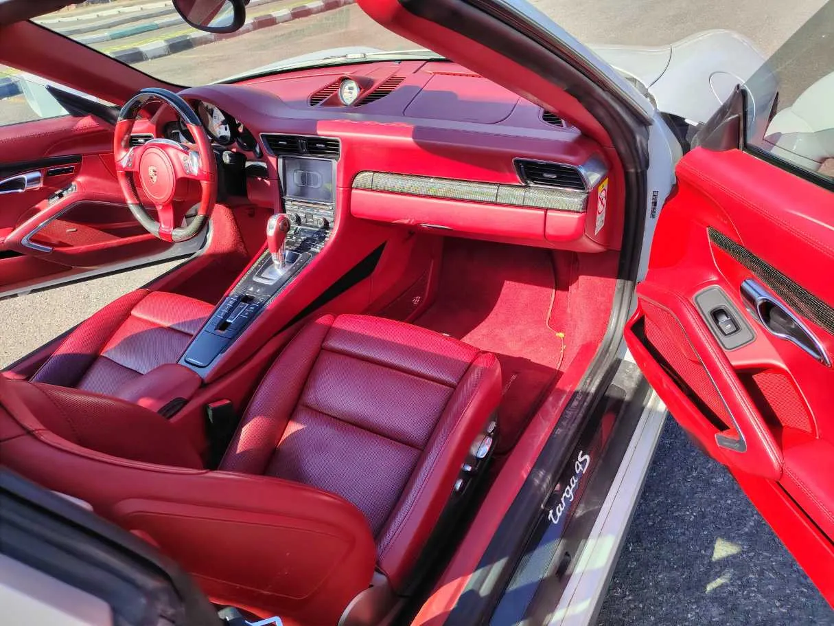 Car image 14