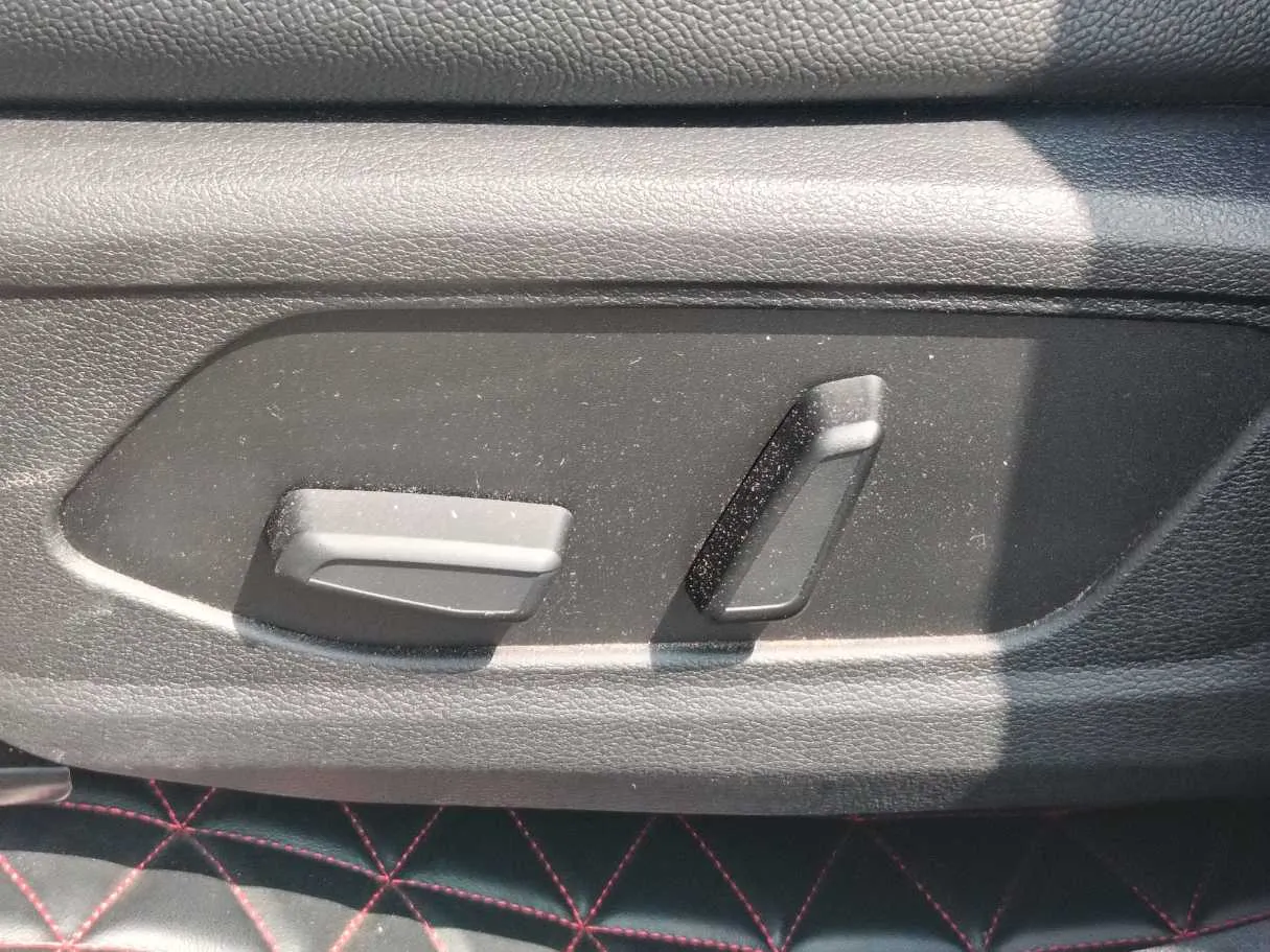 Car image 27