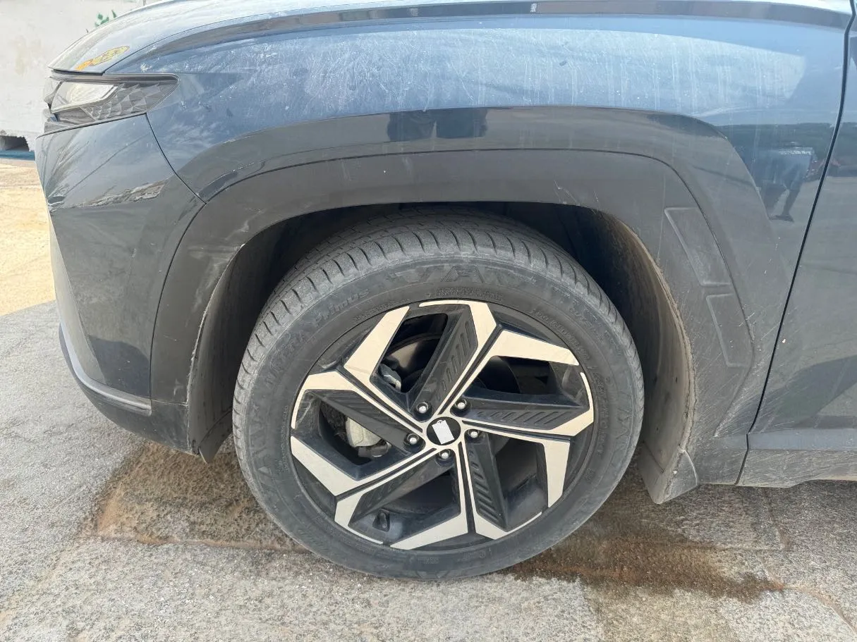 Car image 8