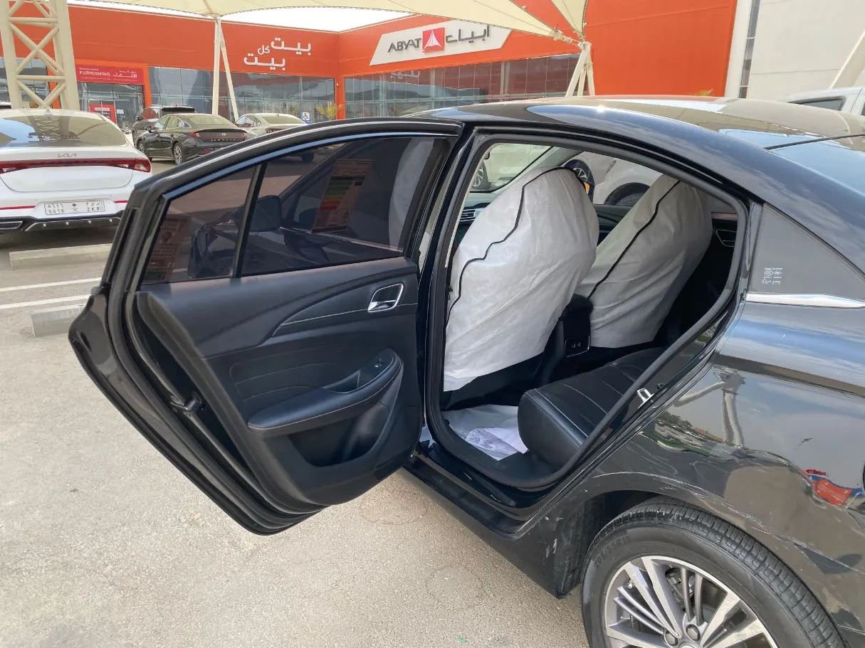 Car image 12