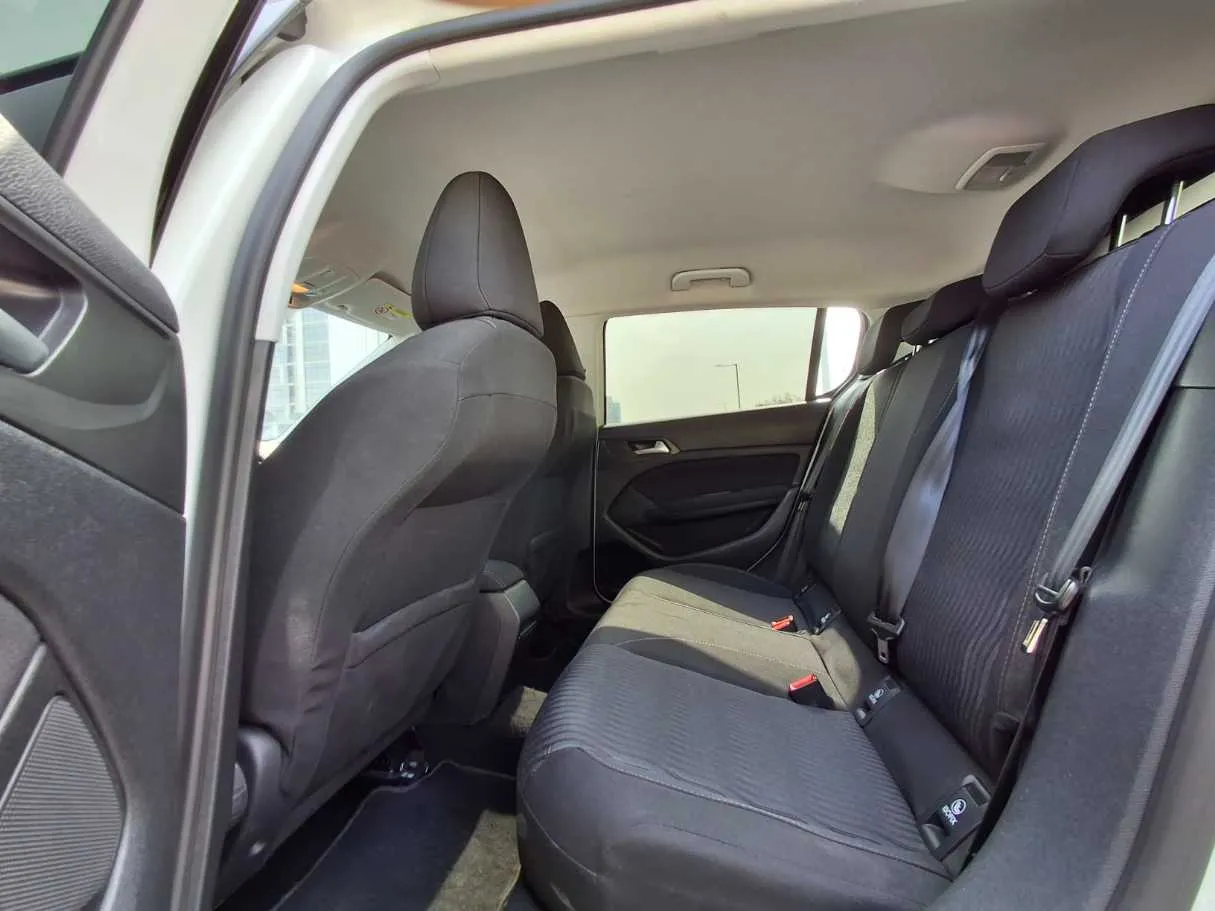 Car image 13