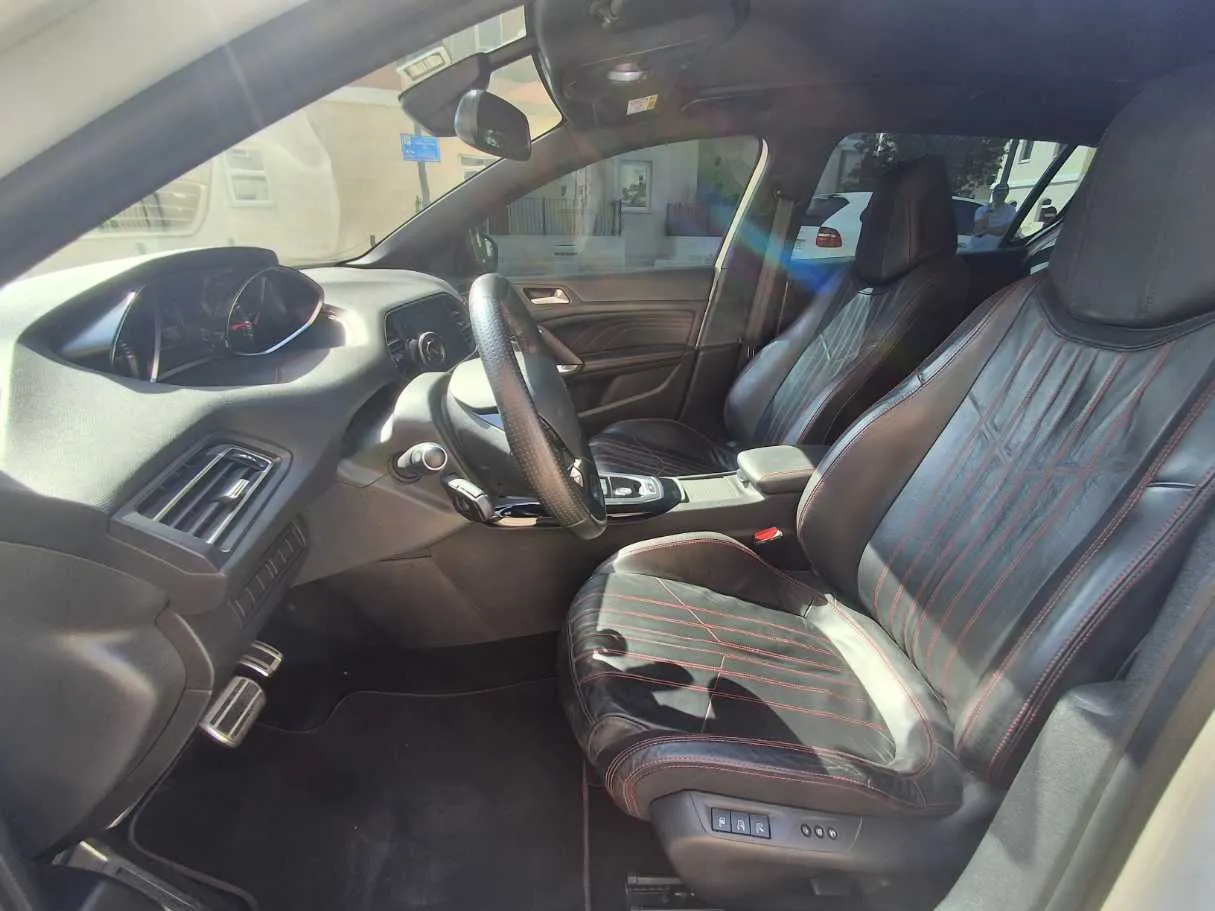 Car image 12