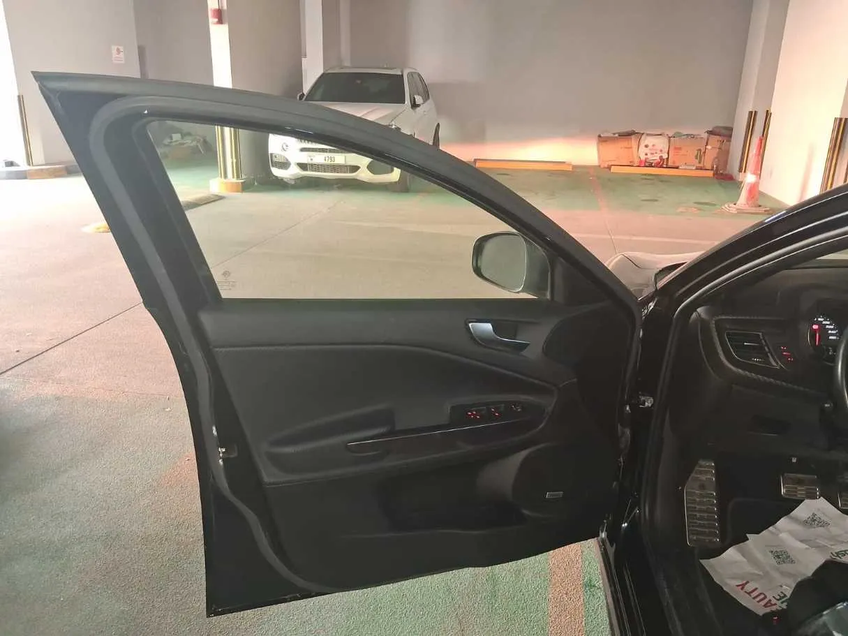 Car image 10