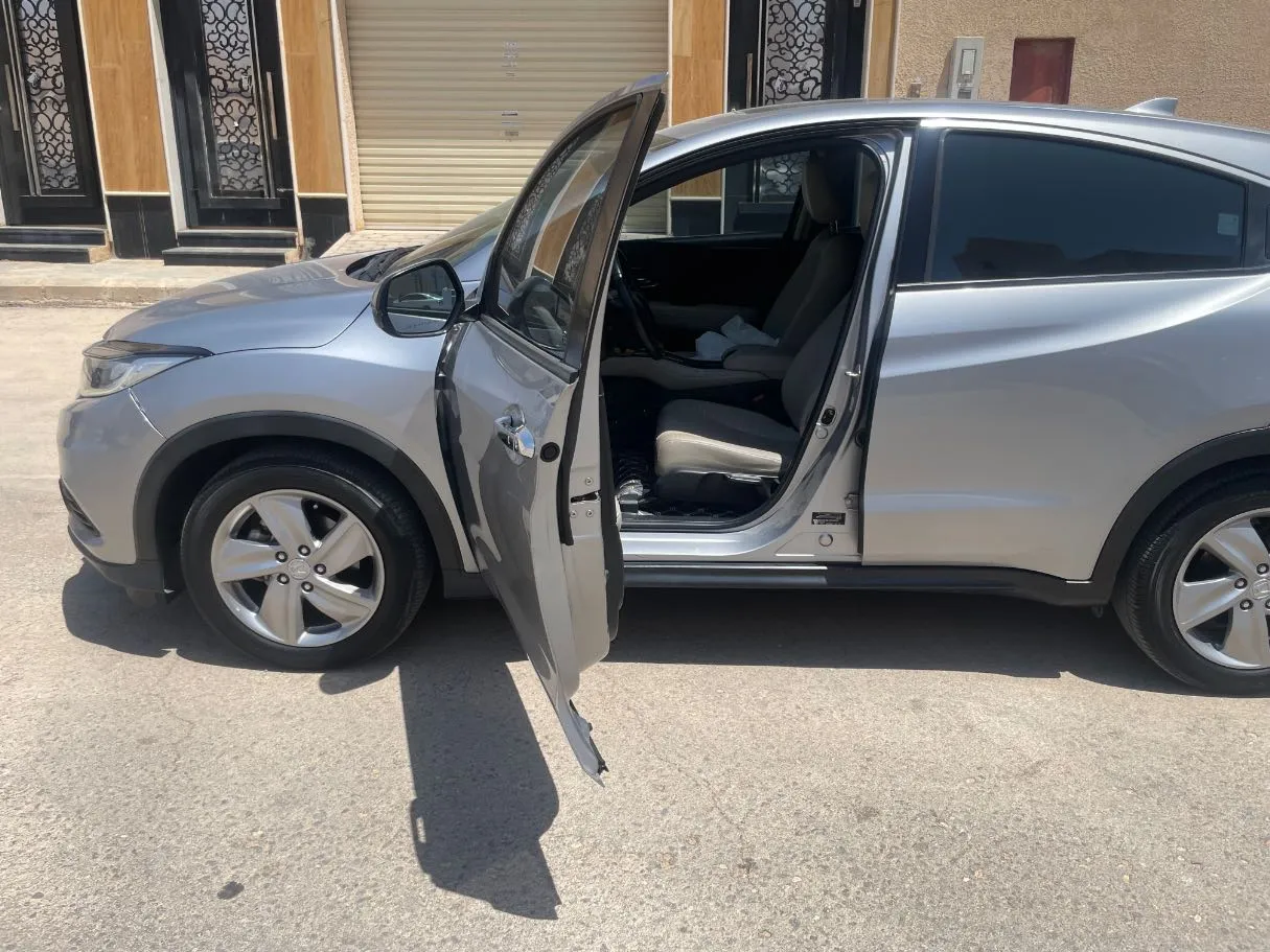 Car image 13