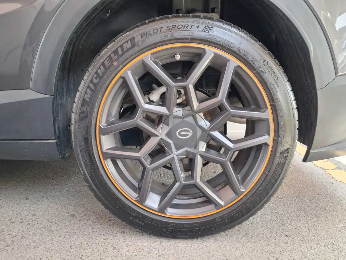 Car image 9