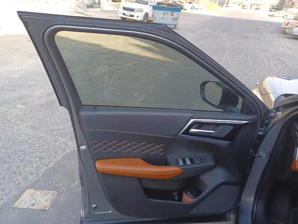 Car image 10