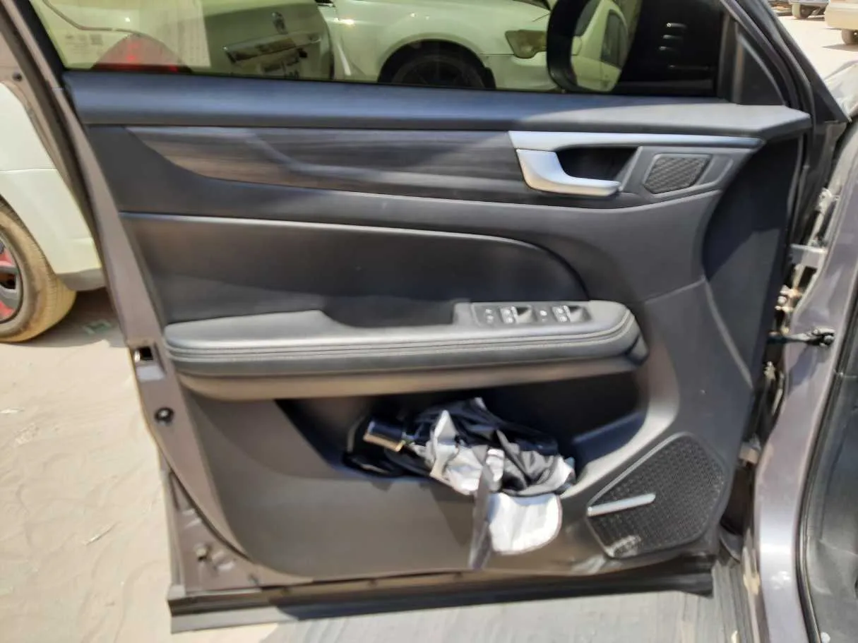 Car image 10