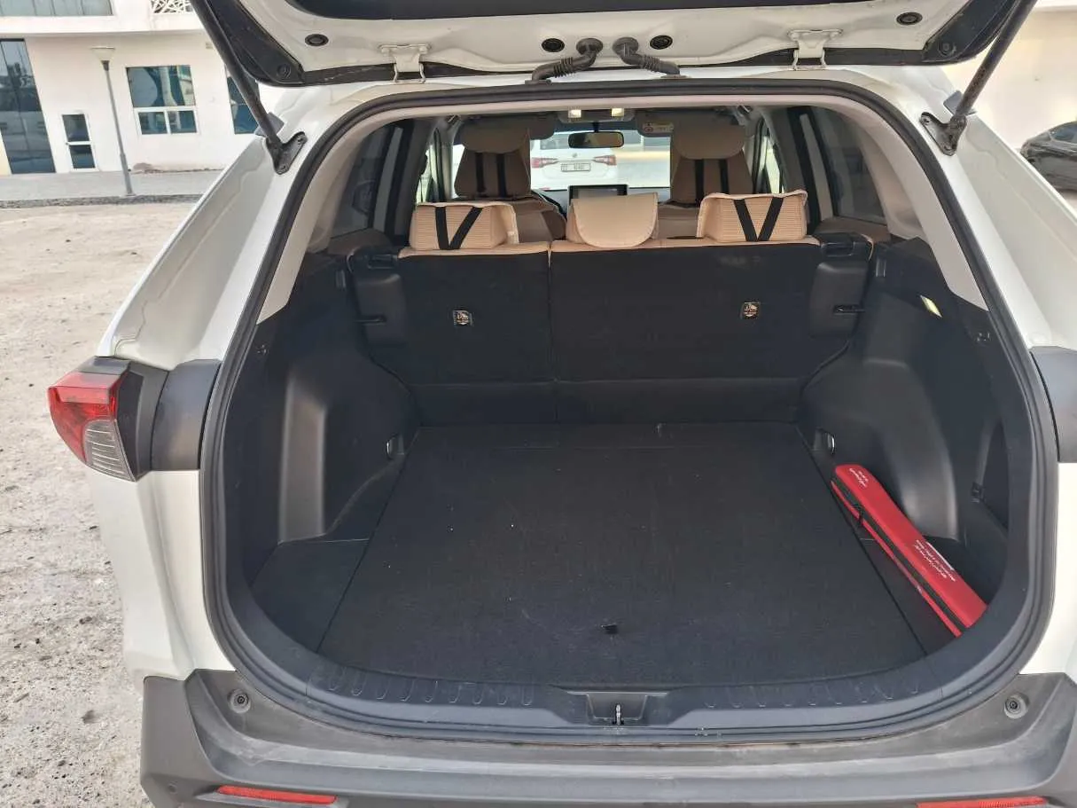 Car image 18