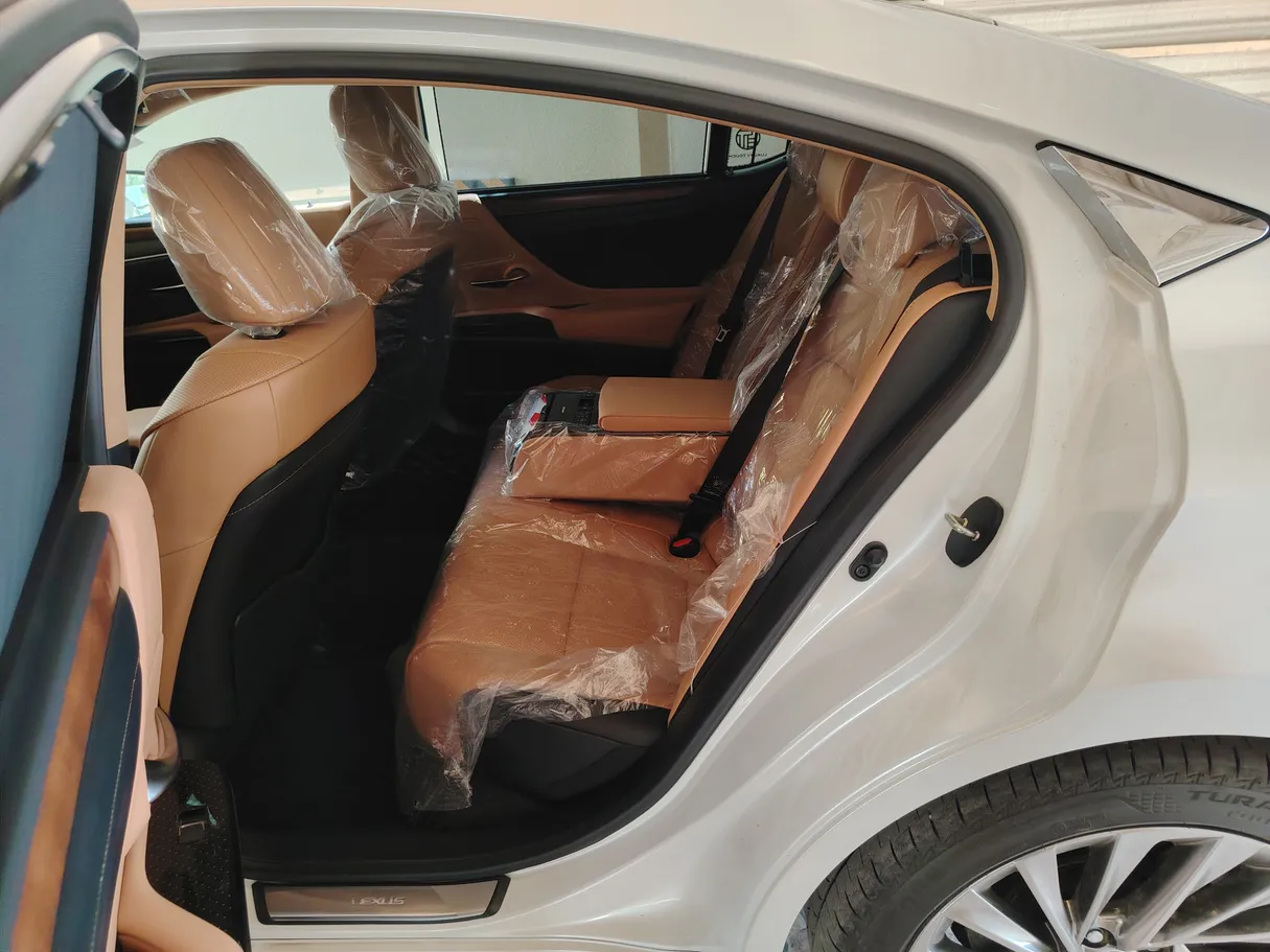 Car image 15