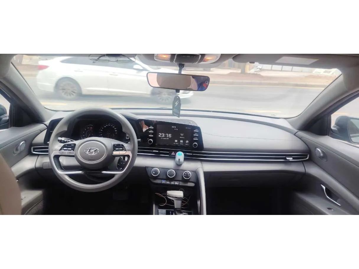Car image 14
