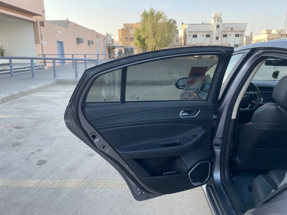 Car image 14