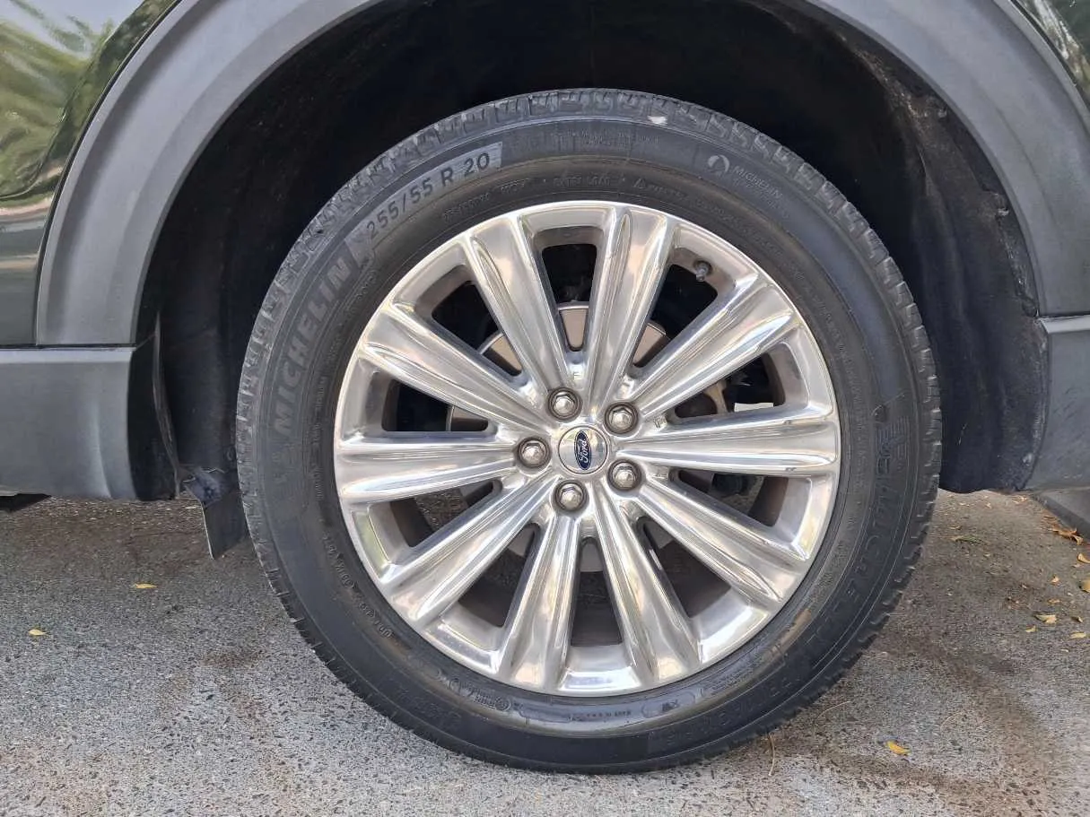 Car image 9
