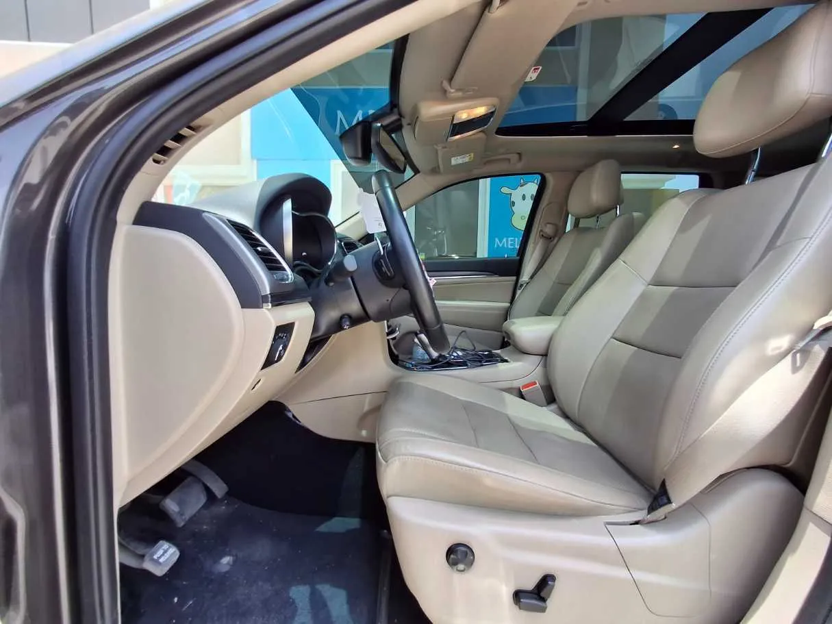 Car image 12