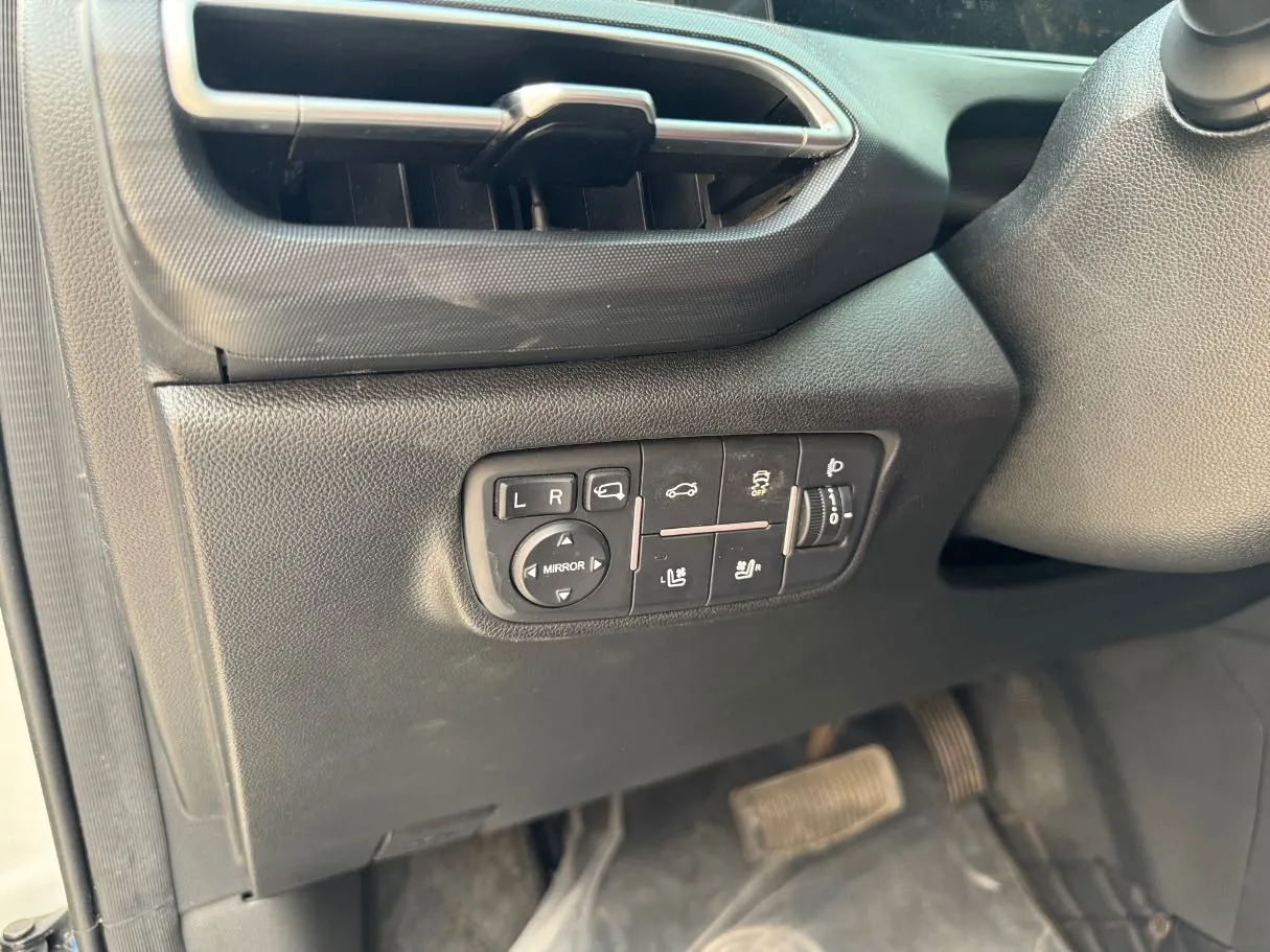 Car image 24