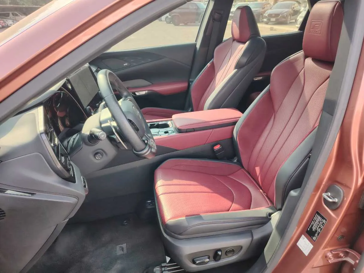 Car image 12