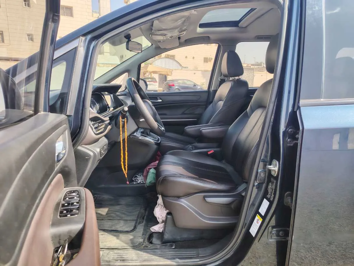 Car image 12