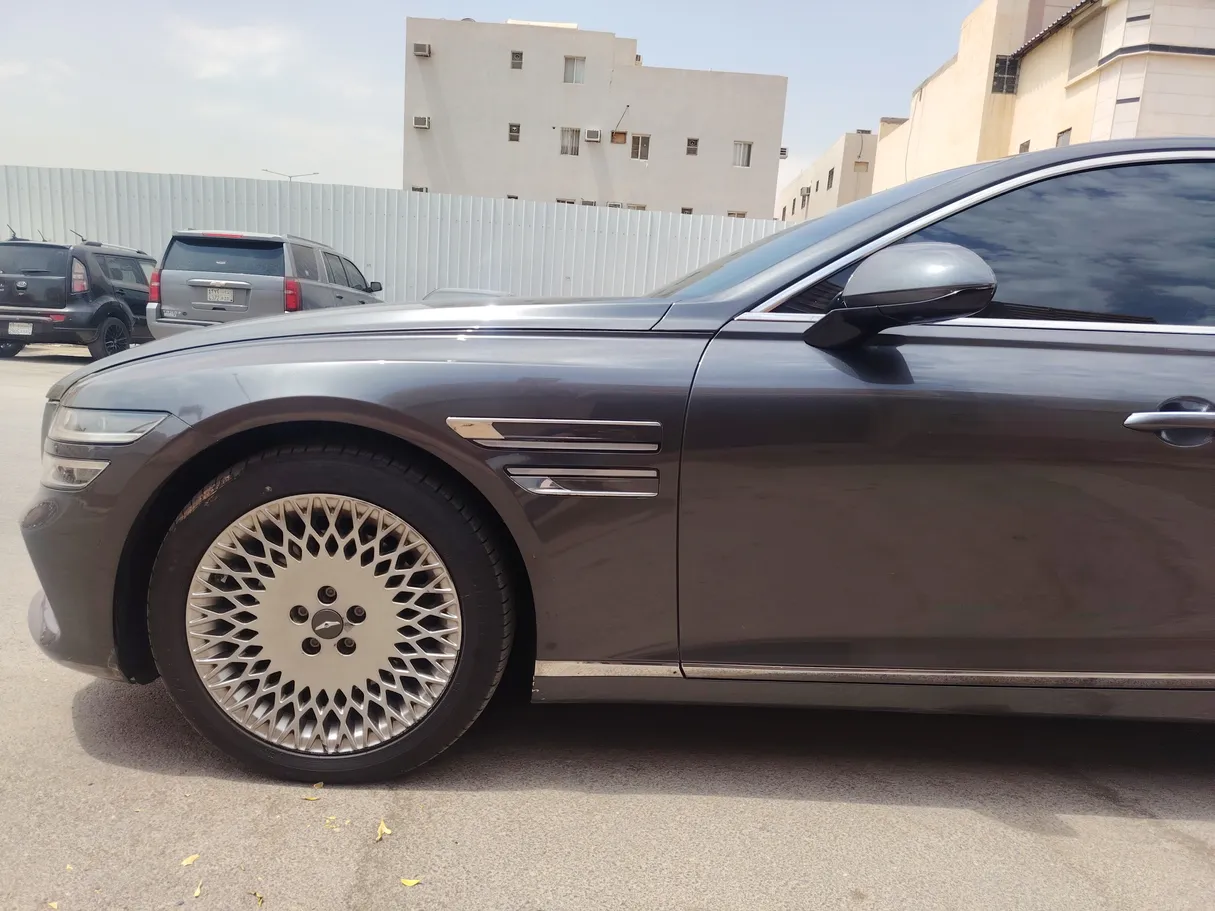 Car image 9