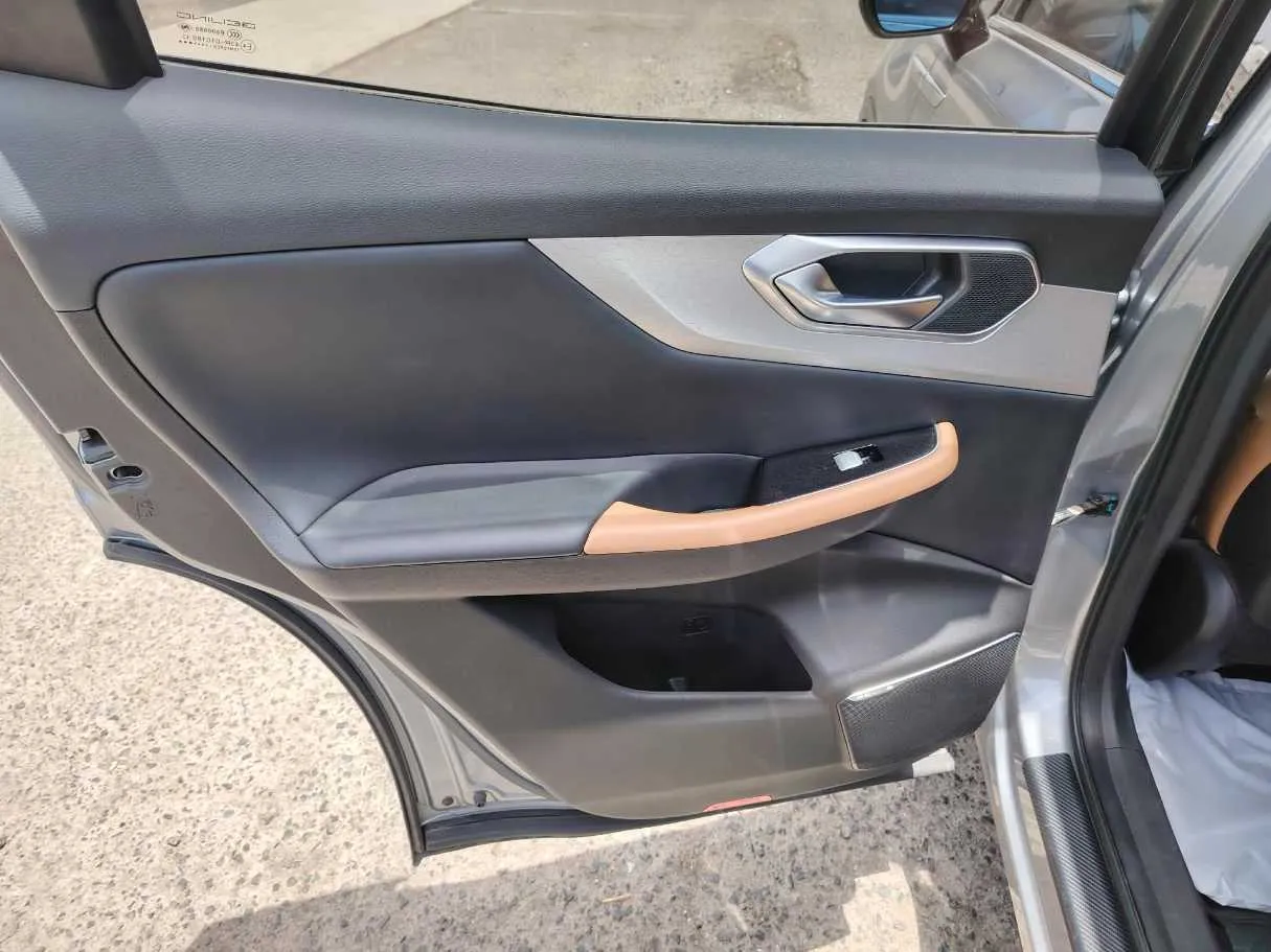 Car image 15