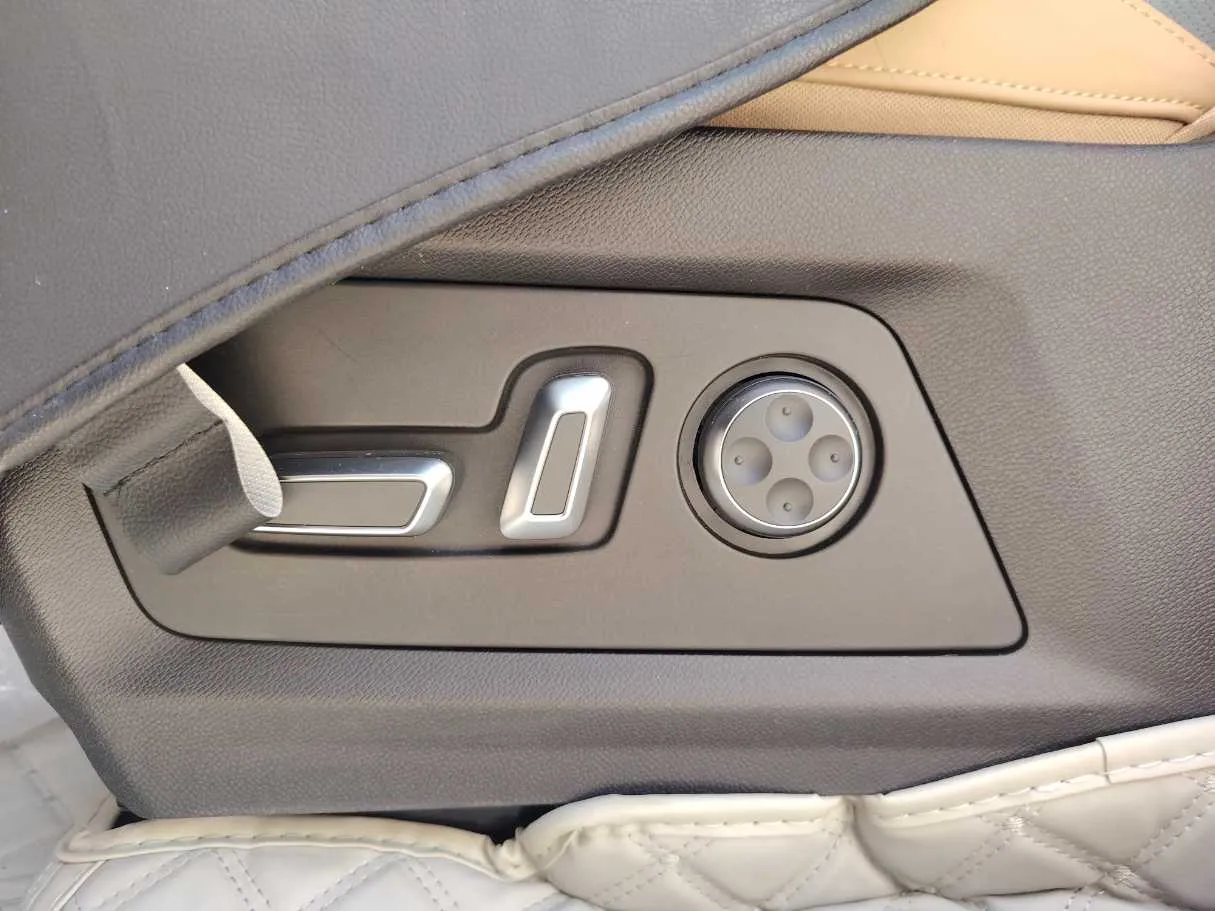 Car image 27