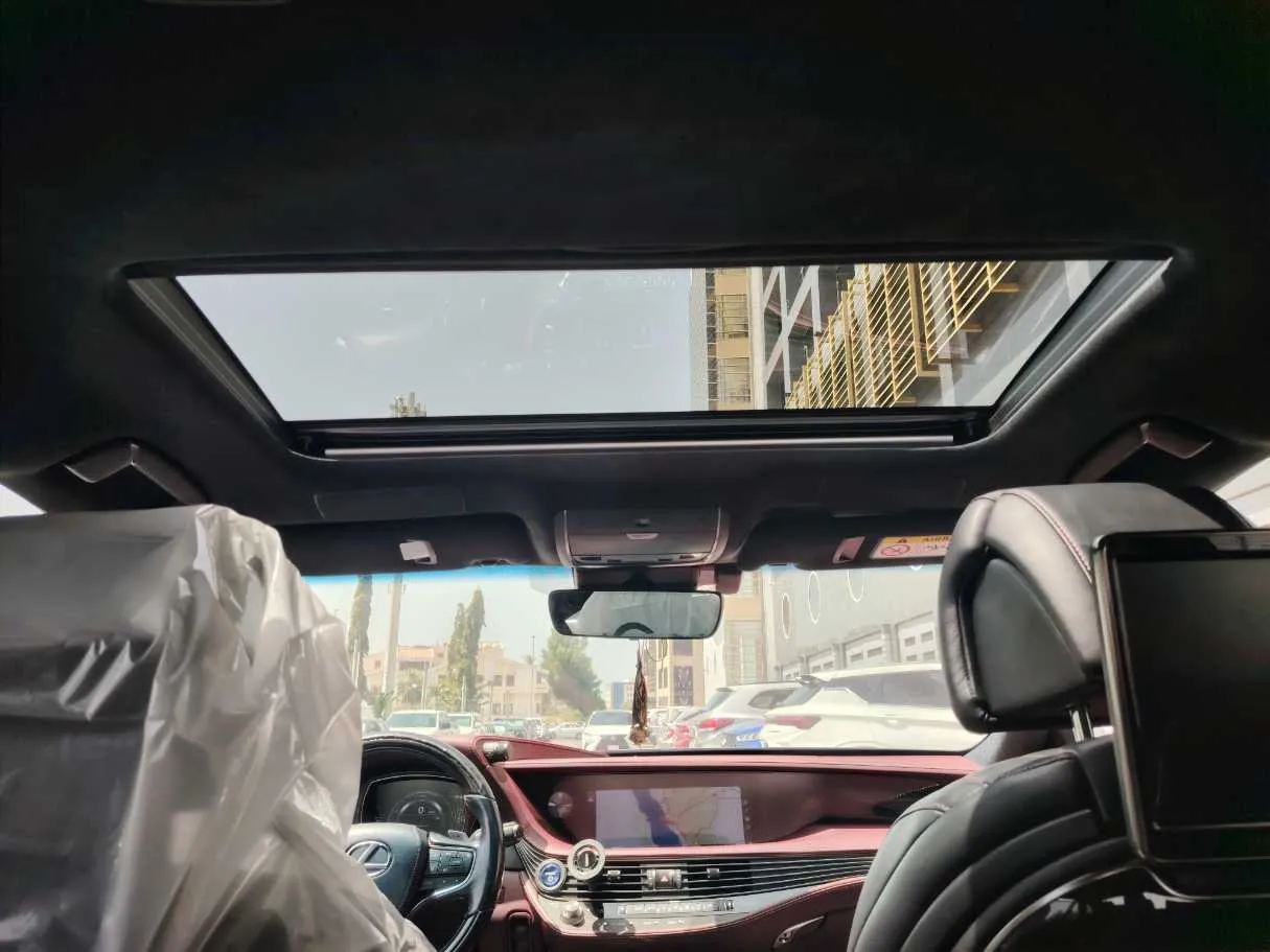 Car image 18