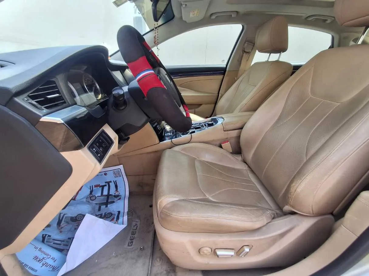 Car image 12