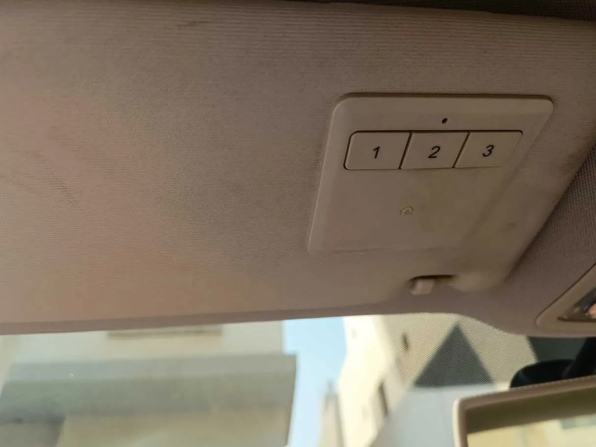 Car image 30