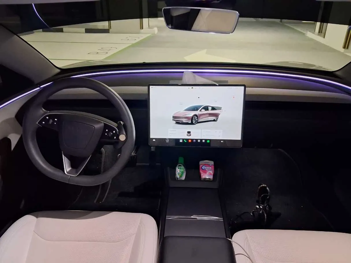 Car image 14
