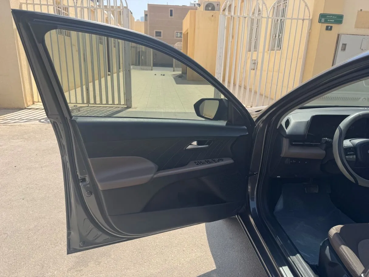 Car image 10