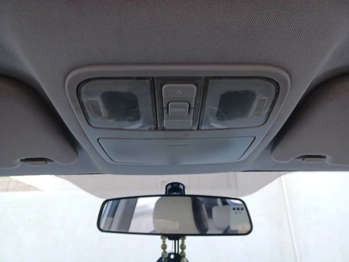 Car image 19