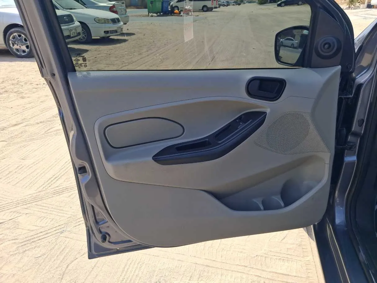 Car image 10