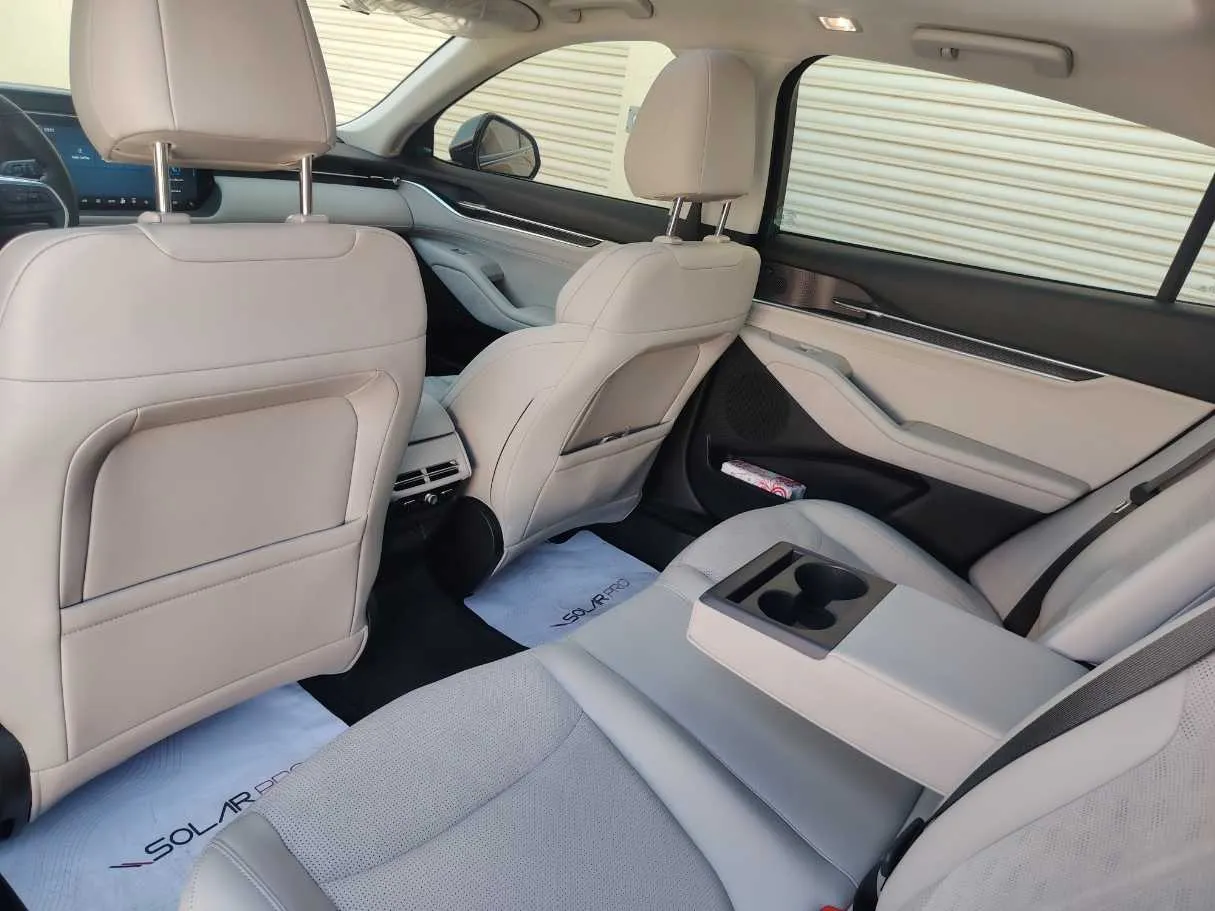 Car image 17