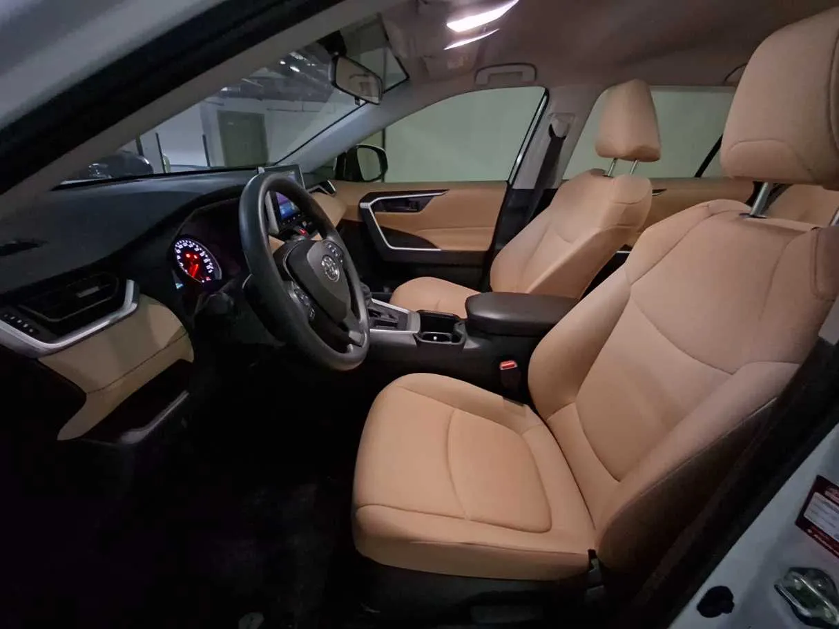 Car image 12